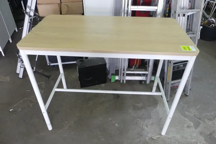 Schreibtisch Maße in cm ca.: 130 x 70 x 105